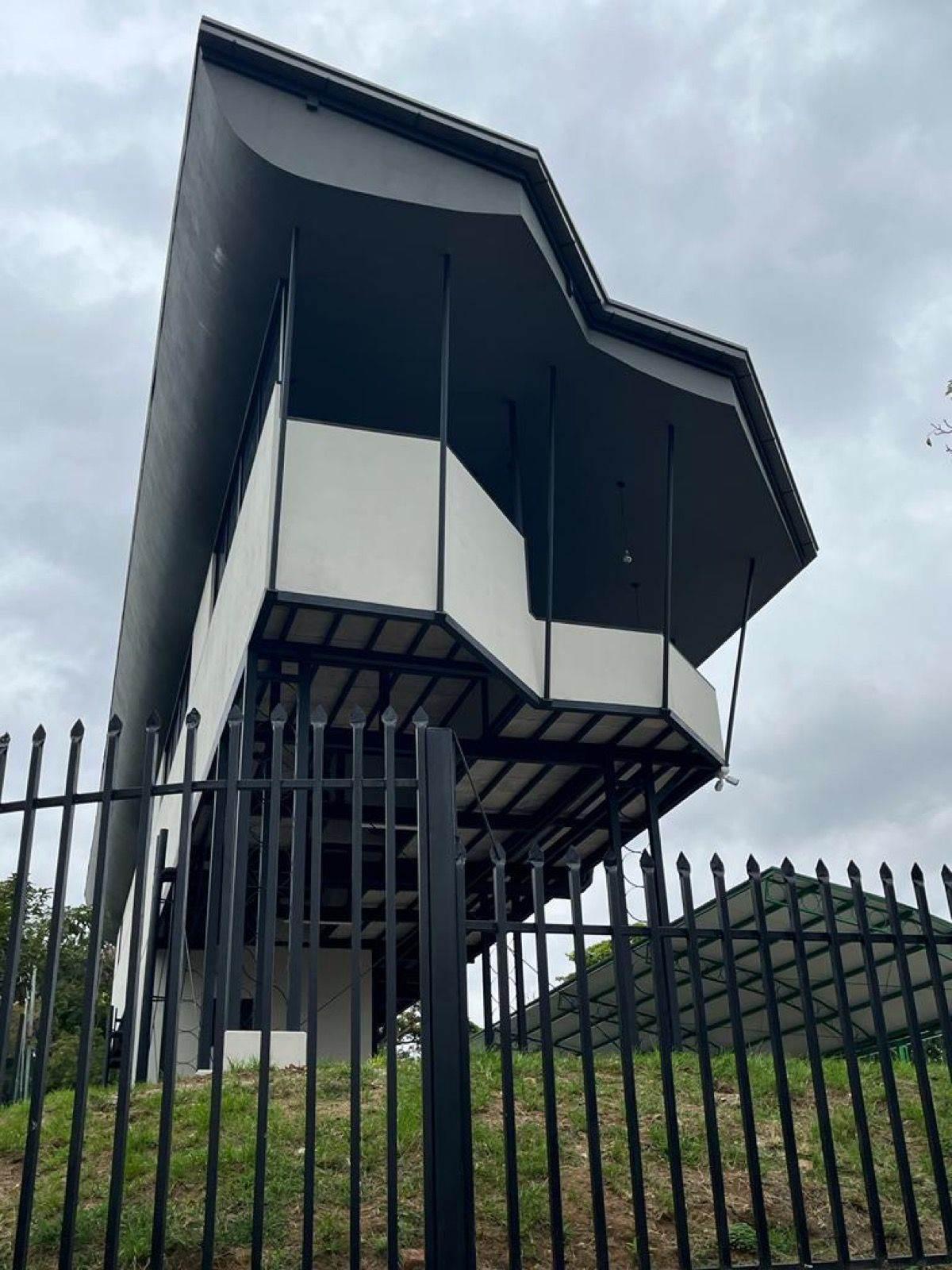 Edificio comercial · Acceso y parqueo permeable