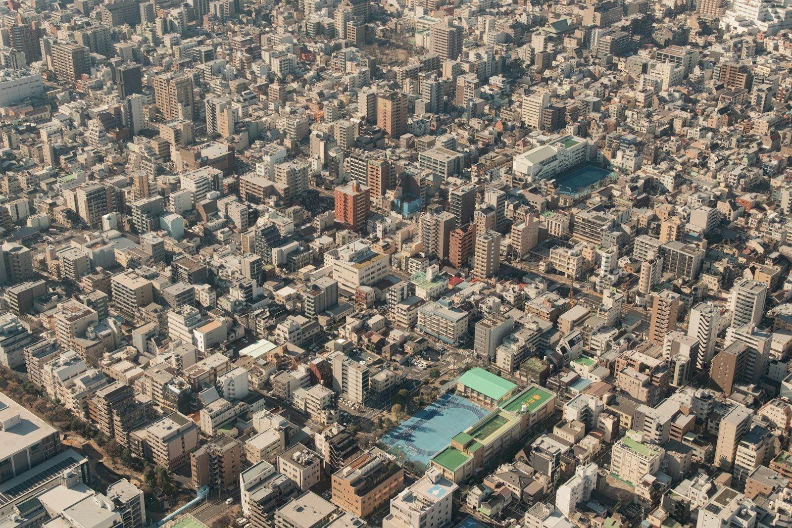 Ciudad recalentada por el asfalto · isla de calor urbano