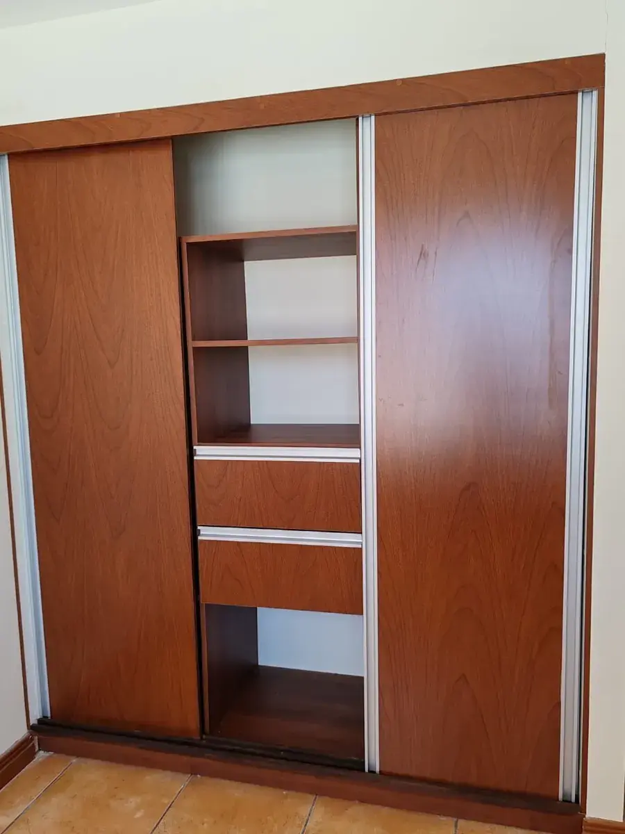 Clóset con estantería y gavetas integradas