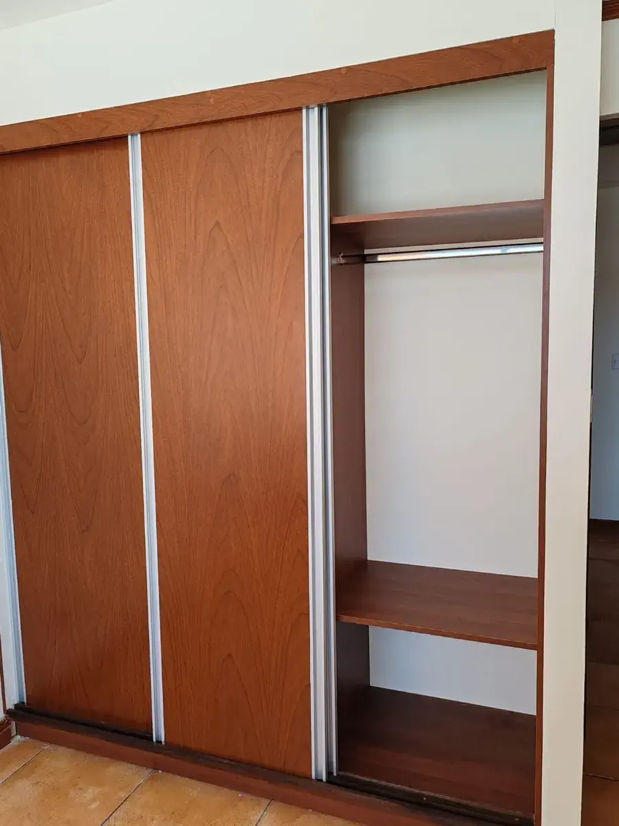 Interior de clóset con repisas y colgador