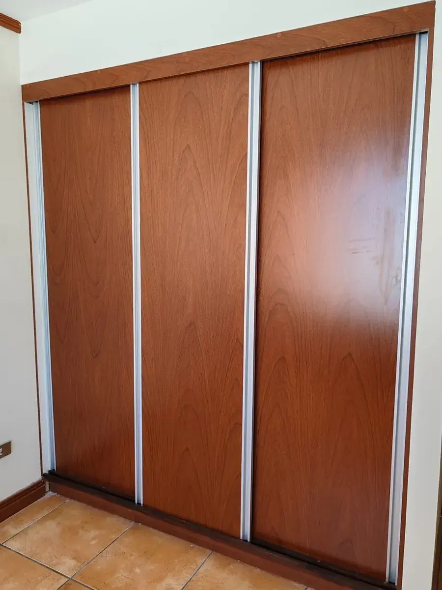 Clóset de puertas corredizas en madera