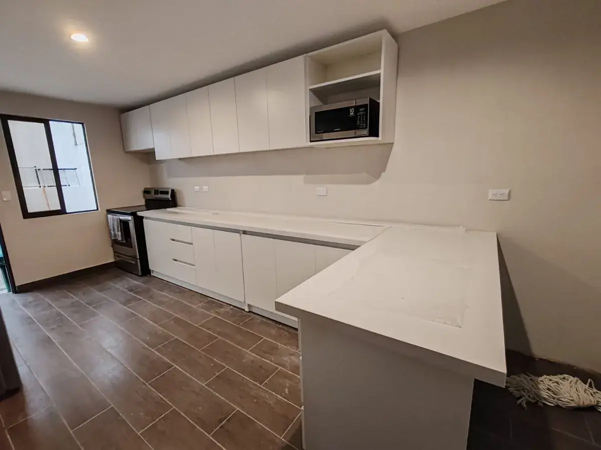 Cocina empotrada blanca a medida