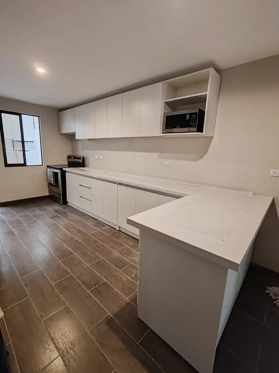 Cocina moderna con muebles altos y bajos