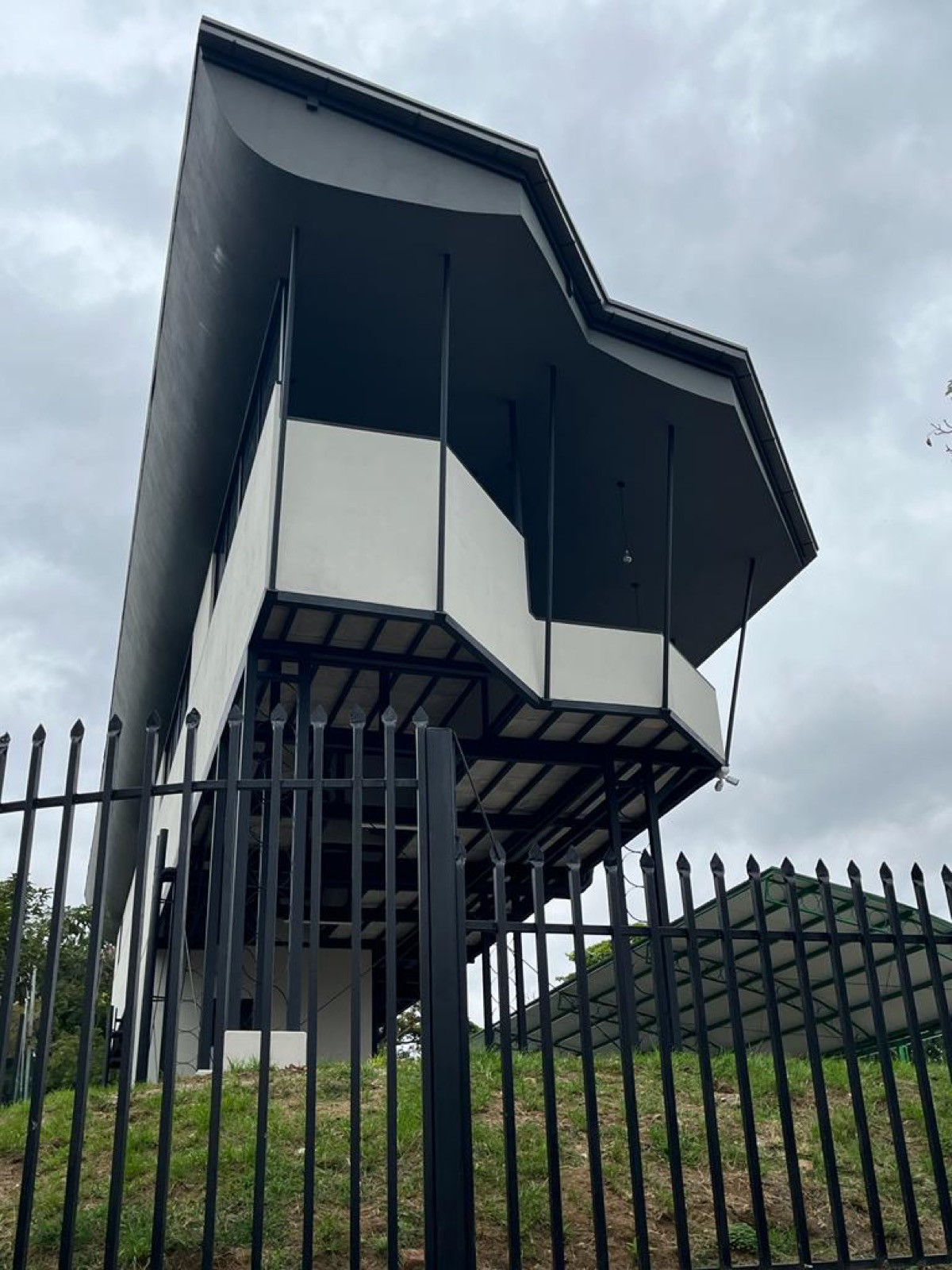 Edificio comercial — Acceso y parqueo permeable